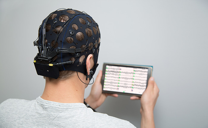 Predicting Student Learning Outcomes using EEG Correlation with Teacher/Expert Neural Activity